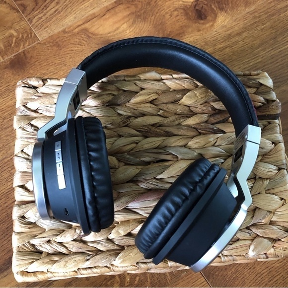 Sharper Image Rechargeable wireless headphones. - Picture 3 of 4